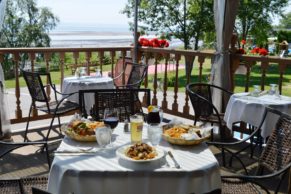 Vue de la terrasse à l'Hôtel Cap aux Pierres, un hôtel familial au Québec sur l'Isle-aux-Coudres en Charlevoix