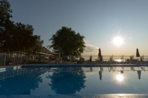 Piscine extérieure à l'Hôtel Cap aux Pierres, un hôtel familial au Québec sur l'Isle-aux-Coudres en Charlevoix