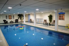 Piscine intérieure à l'Hôtel Cap aux Pierres, un hôtel familial au Québec sur l'Isle-aux-Coudres en Charlevoix