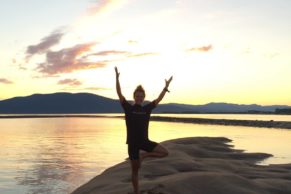 Yoga sur banc de sable à l'Hôtel Cap aux Pierres, un hôtel familial au Québec sur l'Isle-aux-Coudres en Charlevoix