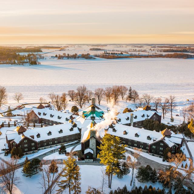 Quand l'hiver s'en vient, on aime se blottir dans un chalet en bois rond et se blottir au coin de feu. Et quel meilleur endroit que le @fairmontmontebello pour vivre des vacances hivernales inoubliables, au cœur de la forêt.
L'avez-vous déjà visité ?
.
.
#quebeclemag #quebec #qc #fairmont #fairmontchateaumontebello #outaouais #ouataouisfun #explorequebec #hiverquebec #lemeilleurducanada