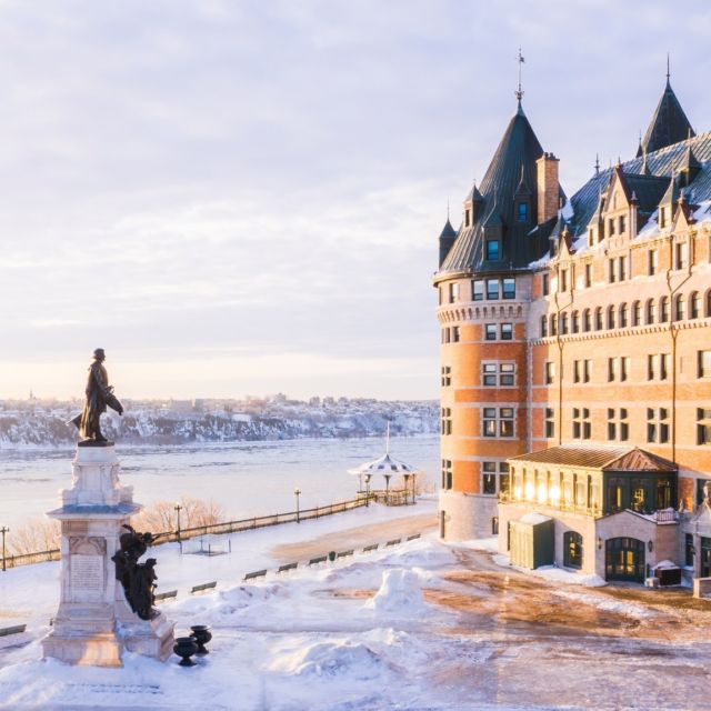 Vivez un hiver féerique au @fairmontfrontenac ! ❄
Nichée dans le cœur historique de Québec, cette icône emblématique se transforme, chaque hiver, en un véritable château de conte de fées. Que vous dévaliez la mythique glissade Dufferin à pleine vitesse, savouriez un vin chaud au chaleureux bar 1608, ou admiriez paisiblement le fleuve Saint-Laurent depuis votre chambre, chaque moment passé est empreint d'une sorte de magie.
Après une journée d’exploration hivernale dans la vieille ville, profitez du spa, de la piscine intérieure et laissez-vous tenter par les saveurs du Bistro Le Sam et Place Dufferin ou le restaurant gastronomique Champlain.
📷 - Citizen North
.
.
.
#quebeclemag #quebec #qc #fairmont #fairmontfrontenac #explorequebec #quebeccite #chateaufrontenac #lemeilleurducanada