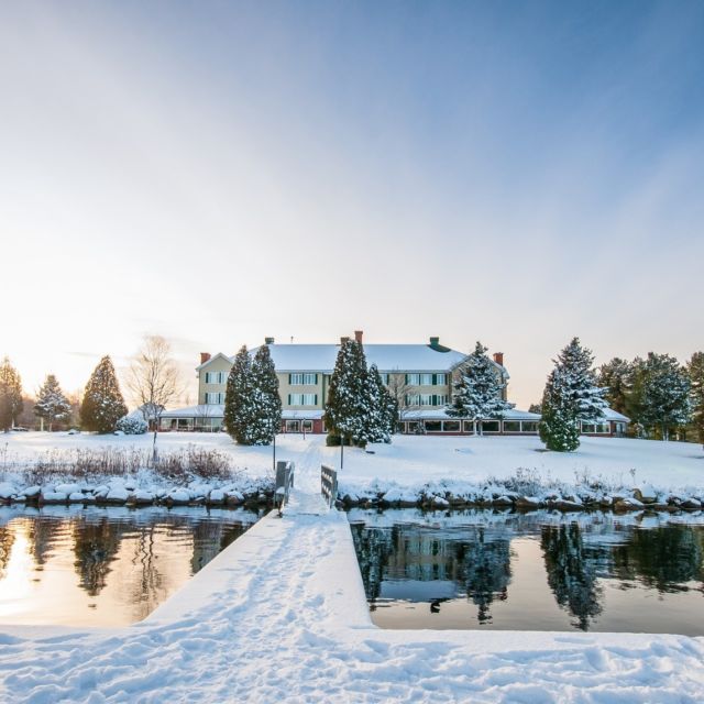 Envie d’une évasion magique cet hiver ? 🌨️ 

Découvrez les paysages immaculés du @quebecauthentique, où forêts enneigées, montagnes majestueuses et lacs gelés se rencontrent.

Les activités à ne pas manquer : 

🥾 Raquettes | 🐾 Traîneau à chiens | 🛷 Motoneige | 🎣 Pêche sur glace | 🛖 Chalets en bois rond et auberges authentiques pour un séjour inoubliable.

📷 - @aubergelacaleauclaire 
📷 - Damien Lair
📷 - @experienceequinox / @letempsd1weekend
📷 - @auberge_lactaureau
.
.
.
#quebeclemag #quebec #quebeclessentiel #quebecauthentique #explorequebec #hiverquebecois #hiver #winter #winteriscoming #lemeilleurducanada