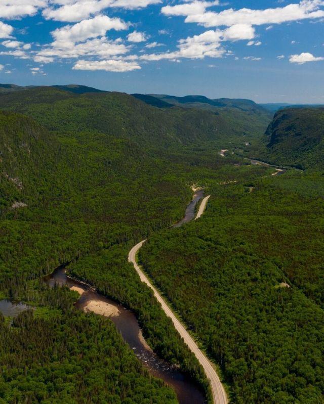 Le Saguenay–Lac-Saint-Jean est un paradis pour les cyclistes, avec plus de 700 km de circuits entre la @veloroutedesbleuets et la Véloroute du Fjord 🚲
Que ce soit pour une sortie familiale, une aventure sportive ou un voyage contemplatif, la région séduit par ses paysages, son accueil chaleureux et ses infrastructures de qualité. On y découvre nature, culture, gastronomie et patrimoine, à un rythme doux et écoresponsable, avec des services pensés pour les cyclistes.
.
.
#quebeclemag #quebec #qc #saguenay #saglac #saguenaylacsaintjean #velo #veloroutedesbleuets #voyagenevelo #quebecenvelo #explorequebec #lemeilleurducanada #quebeclessentiel